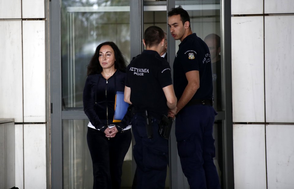 Το τρυφερό φιλί του Ακη στη Βίκυ, πριν τη δίκη [εικόνες] | iefimerida.gr 0