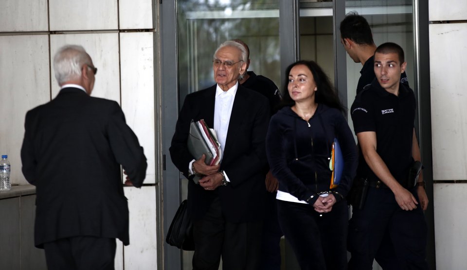 Το τρυφερό φιλί του Ακη στη Βίκυ, πριν τη δίκη [εικόνες] | iefimerida.gr 1