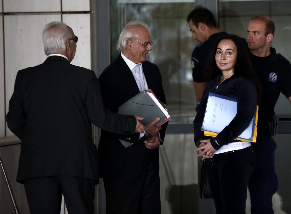 Το τρυφερό φιλί του Ακη στη Βίκυ, πριν τη δίκη [εικόνες] | iefimerida.gr 2