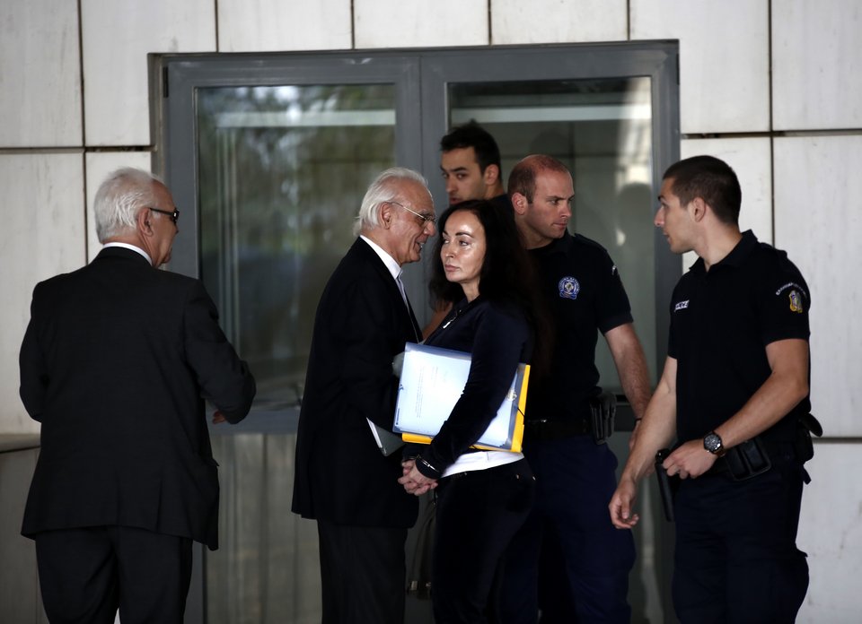 Το τρυφερό φιλί του Ακη στη Βίκυ, πριν τη δίκη [εικόνες] | iefimerida.gr 3