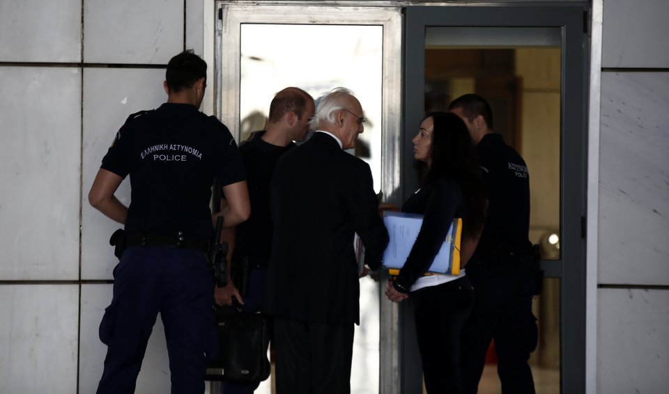 Το τρυφερό φιλί του Ακη στη Βίκυ, πριν τη δίκη [εικόνες] | iefimerida.gr 4