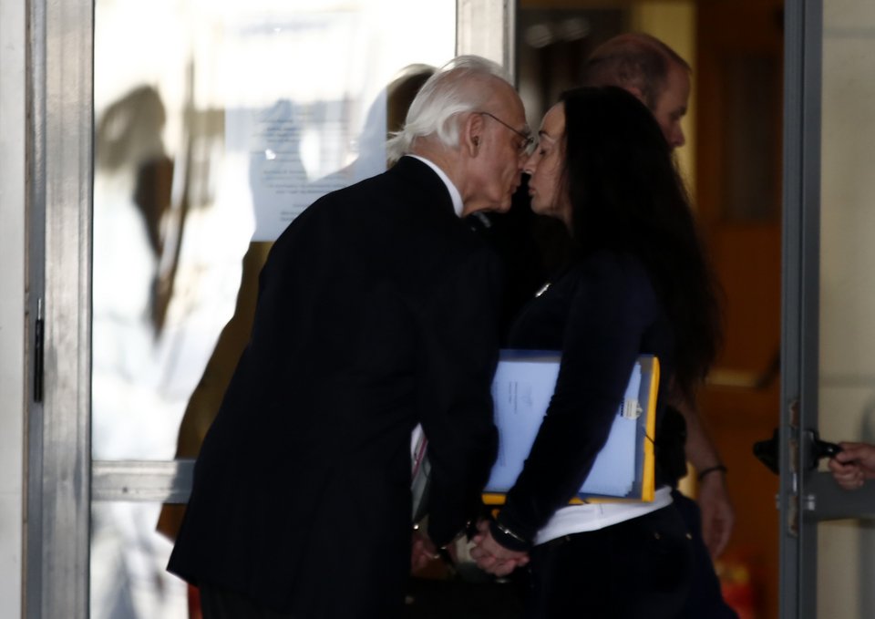 Το τρυφερό φιλί του Ακη στη Βίκυ, πριν τη δίκη [εικόνες] | iefimerida.gr 5