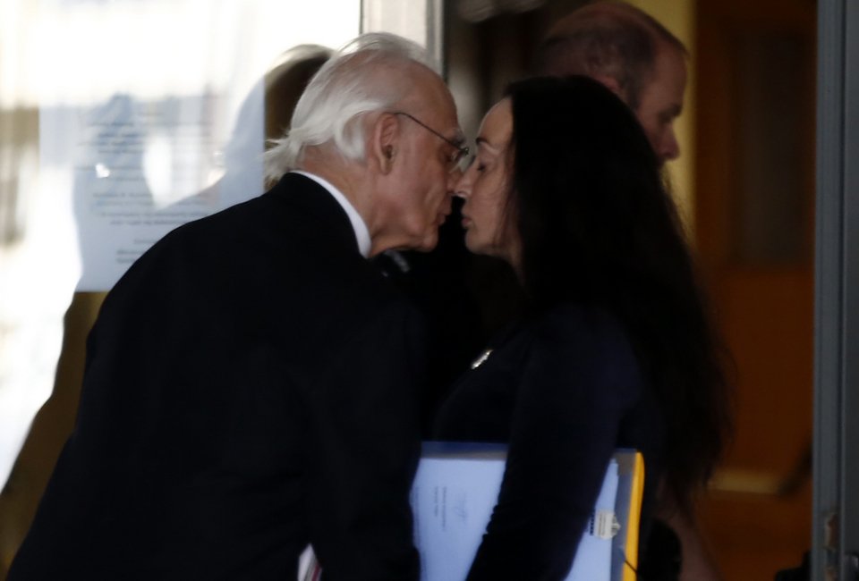 Το τρυφερό φιλί του Ακη στη Βίκυ, πριν τη δίκη [εικόνες] | iefimerida.gr 8