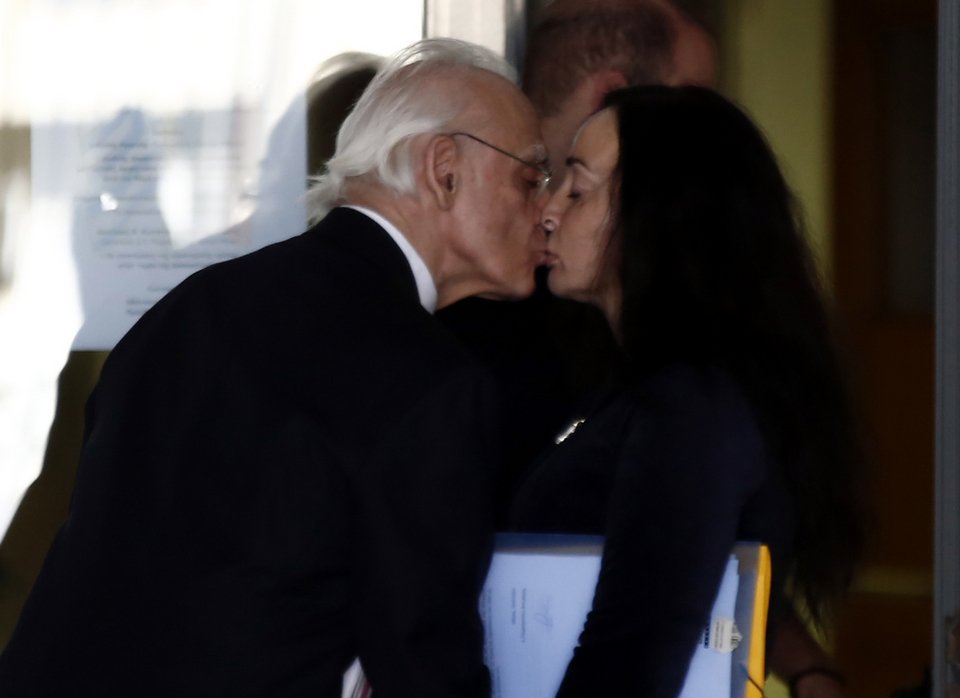 Το τρυφερό φιλί του Ακη στη Βίκυ, πριν τη δίκη [εικόνες] | iefimerida.gr 7