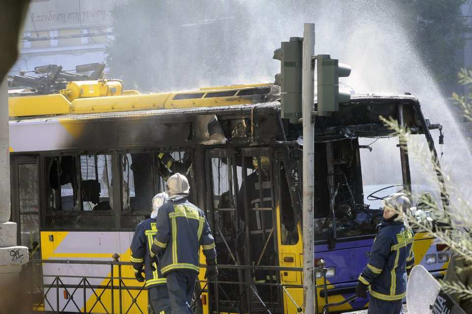 Επεισόδια στο Πολυτεχνείο: Αντιεξουσιαστές έβαλαν φωτιά σε τρόλεϊ [εικόνες] | iefimerida.gr 2