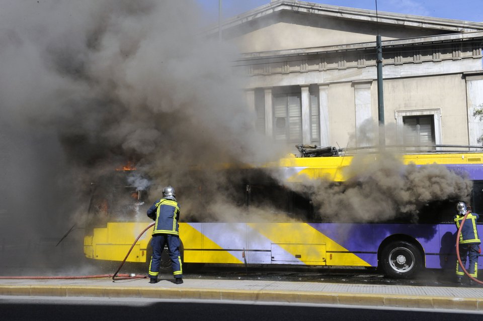 Επεισόδια στο Πολυτεχνείο: Αντιεξουσιαστές έβαλαν φωτιά σε τρόλεϊ [εικόνες] | iefimerida.gr 1