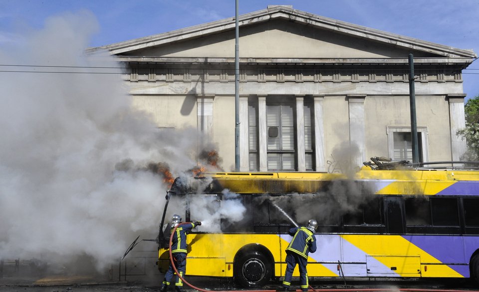 Επεισόδια στο Πολυτεχνείο: Αντιεξουσιαστές έβαλαν φωτιά σε τρόλεϊ [εικόνες] | iefimerida.gr 0