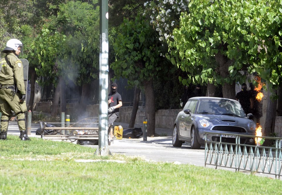 Επεισόδια στο Πολυτεχνείο: Αντιεξουσιαστές έβαλαν φωτιά σε τρόλεϊ [εικόνες] | iefimerida.gr 3
