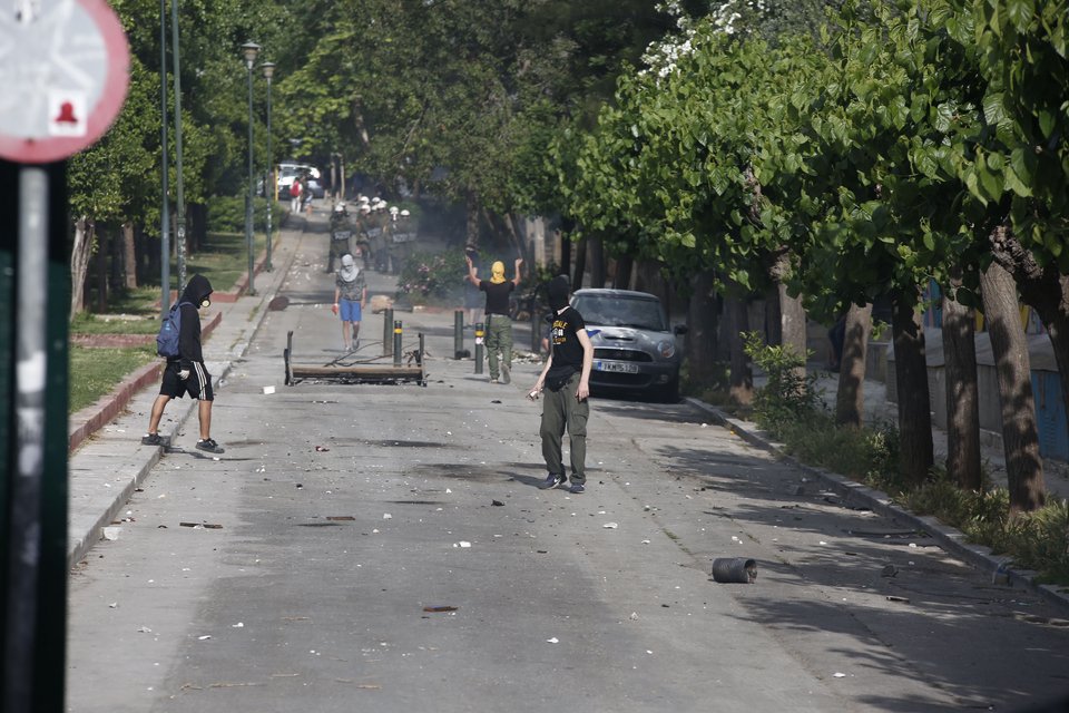 Επεισόδια στο Πολυτεχνείο: Αντιεξουσιαστές έβαλαν φωτιά σε τρόλεϊ [εικόνες] | iefimerida.gr 4