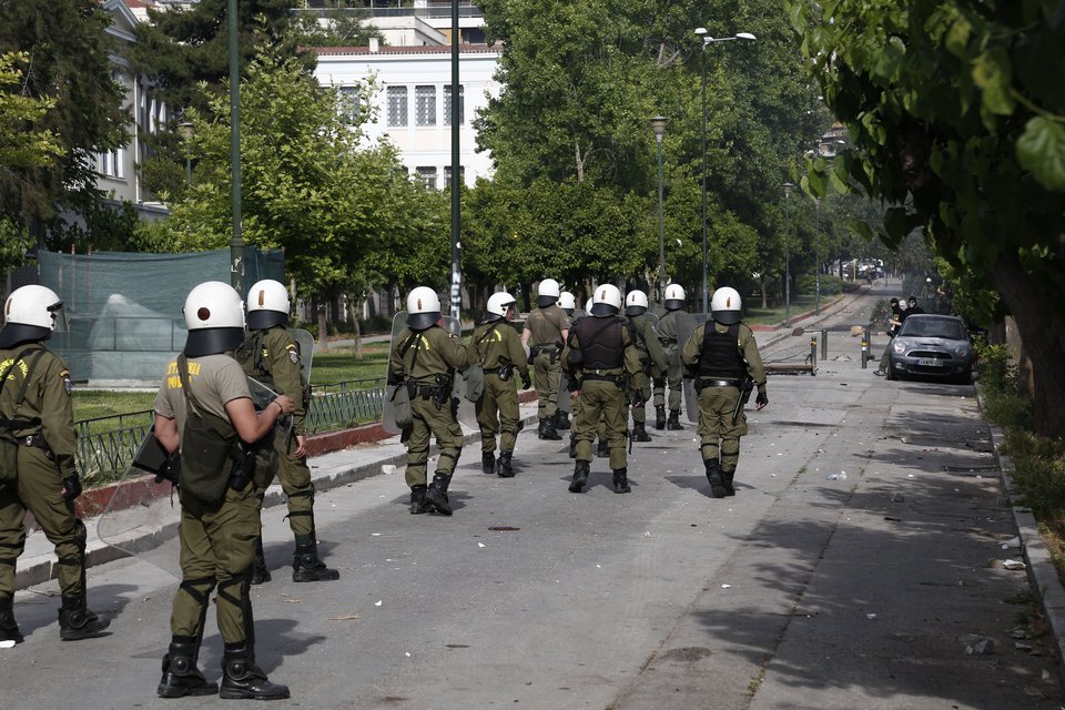 Επεισόδια στο Πολυτεχνείο: Αντιεξουσιαστές έβαλαν φωτιά σε τρόλεϊ [εικόνες] | iefimerida.gr 5