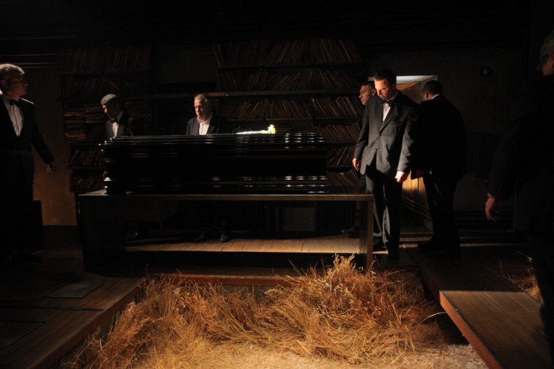 Αφατη θλίψη: Εφτασε η σορός του Λευτέρη Βογιατζή στο θέατρό του [εικόνες] | iefimerida.gr 5