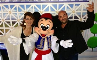 O Μίκυ φουστανελάς, η Μίνι σέρνει το χορό - Ελληνικό γλέντι στην Disneyland [εικόνες] | iefimerida.gr 0