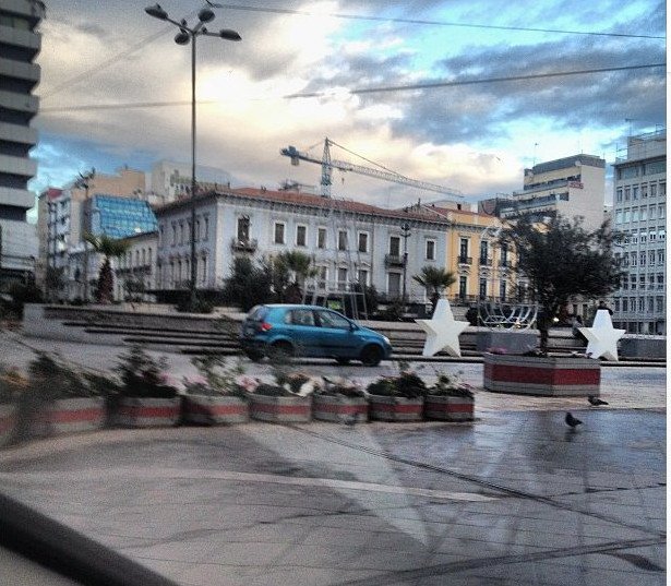 H Ομόνοια μεταμορφώνεται για τα Χριστούγεννα: Αστέρια, γράμματα, μια φωτεινή ρεκλάμα για την πόλη – Αποχαιρετώντας την φάτνη [εικόνες] | iefimerida.gr 0