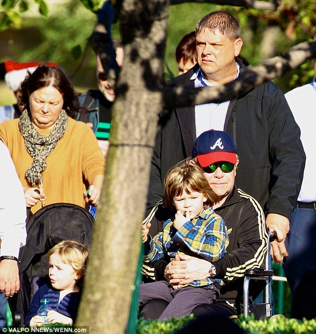 Με αναπηρική καρέκλα ο Ελτον Τζον στη Ντίσνεϋλαντ [εικόνες] | iefimerida.gr 4