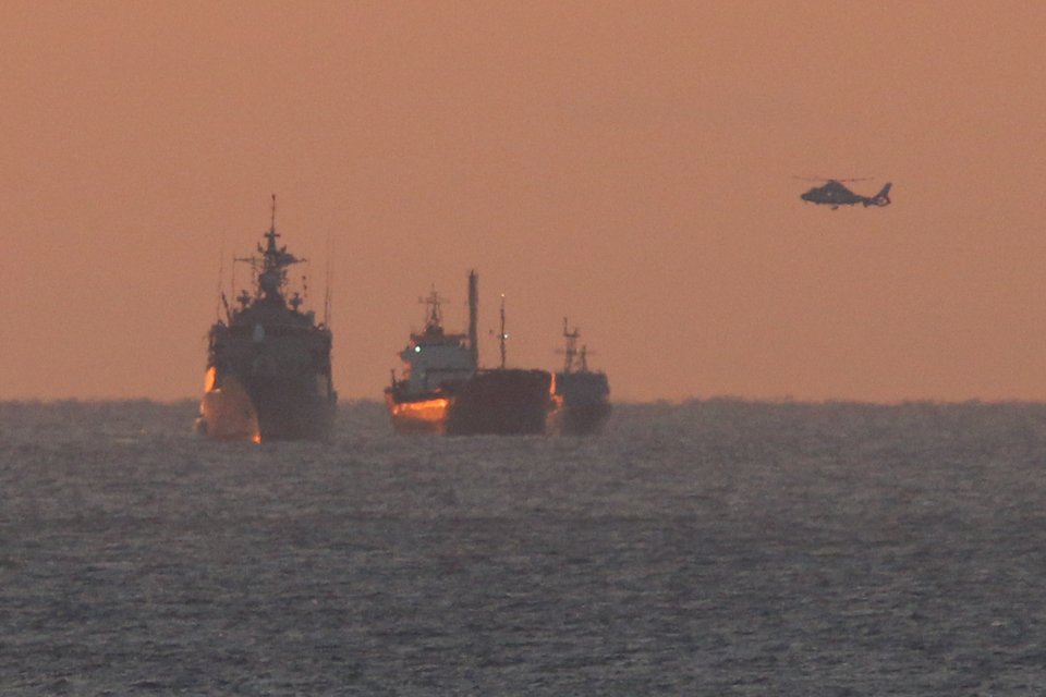 Δύο μαχαιρωμένοι στα αμπάρια του πλοίου με τους 700 μετανάστες [εικόνες] | iefimerida.gr 2