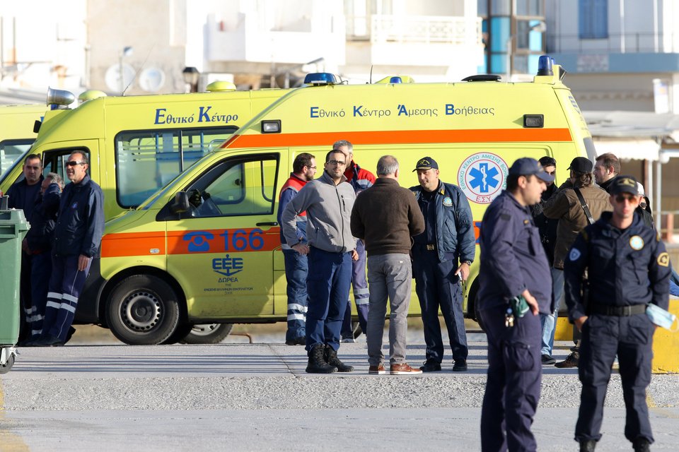 Δύο μαχαιρωμένοι στα αμπάρια του πλοίου με τους 700 μετανάστες [εικόνες] | iefimerida.gr 1