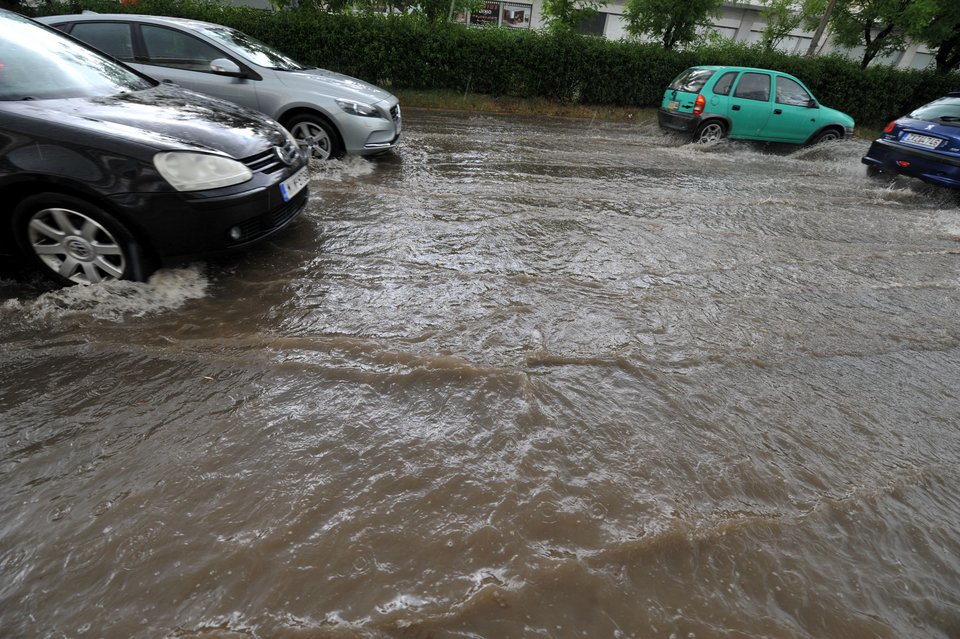 Ξαφνικό μπουρίνι σαρώνει την Αθήνα -Διακοπές ρεύματος και πλημμυρισμένοι δρόμοι [εικόνες] | iefimerida.gr 1