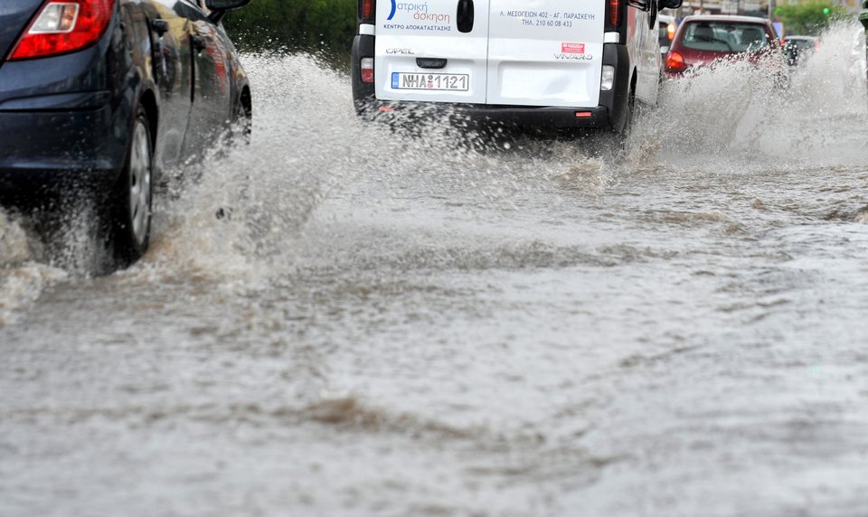 Ξαφνικό μπουρίνι σαρώνει την Αθήνα -Διακοπές ρεύματος και πλημμυρισμένοι δρόμοι [εικόνες] | iefimerida.gr 2