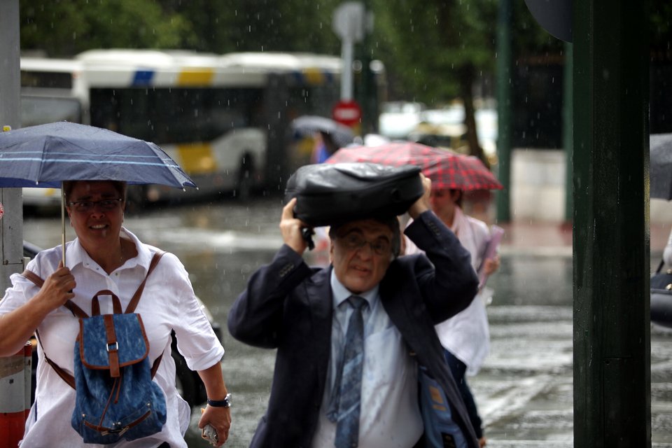 Ξαφνικό μπουρίνι σαρώνει την Αθήνα -Διακοπές ρεύματος και πλημμυρισμένοι δρόμοι [εικόνες] | iefimerida.gr 5