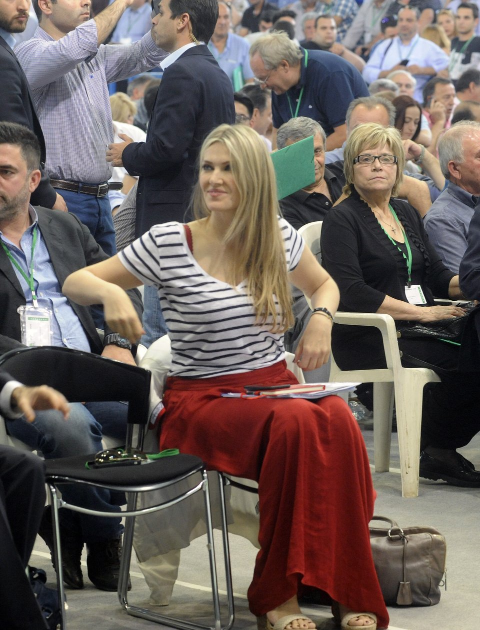 Με κατακόκκινη φούστα η Καϊλή στο συνέδριο του ΠΑΣΟΚ [εικόνες] | iefimerida.gr 4