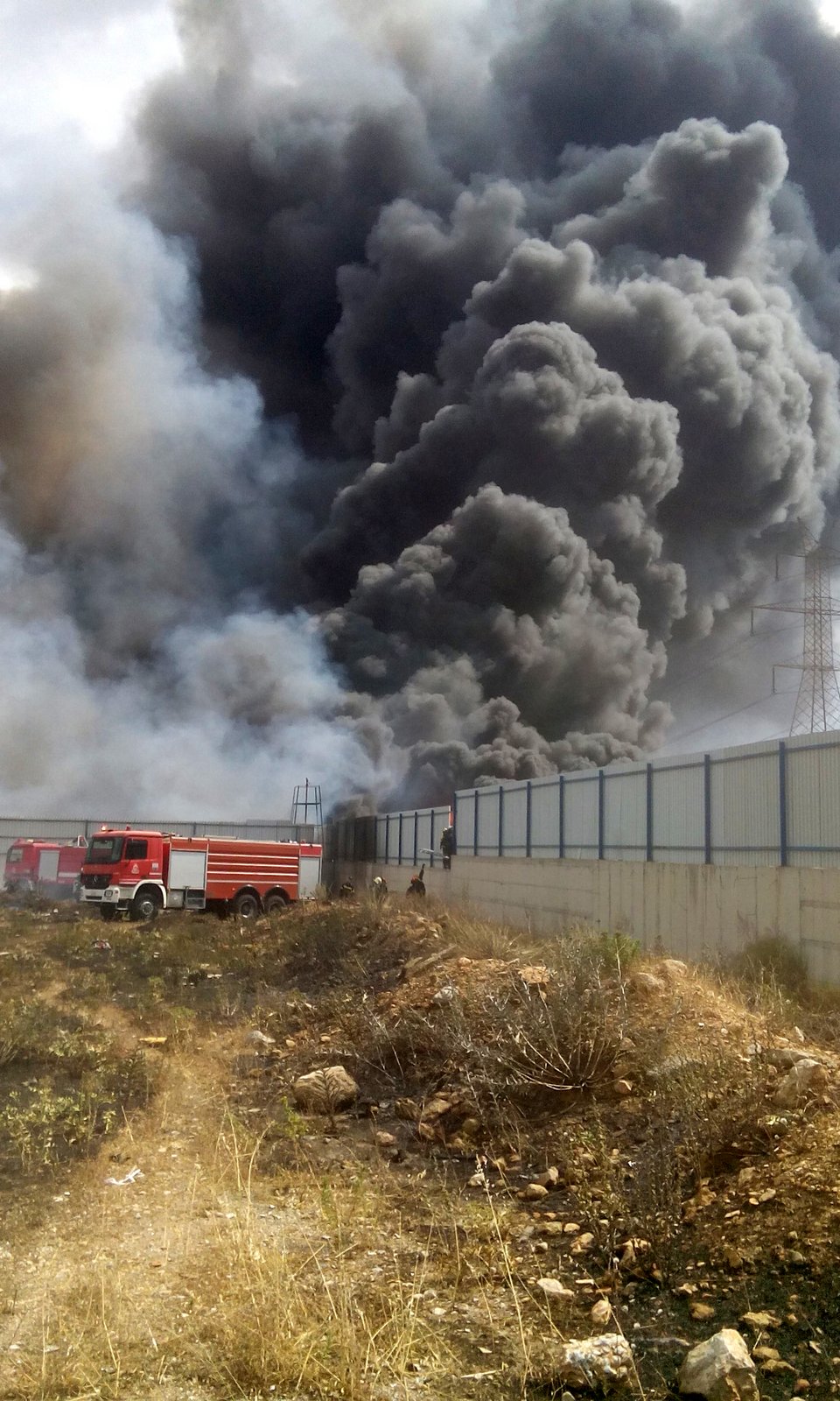 Υπό έλεγχο η μεγάλη πυρκαγιά στον Ασπρόπυργο - Καρέ-καρέ η κόλαση φωτιάς στο εργοστάσιο [εικόνες] | iefimerida.gr 5