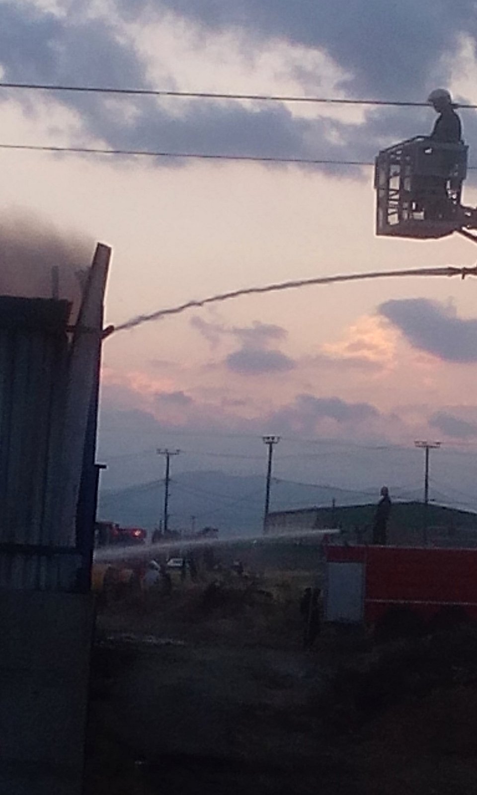 Υπό έλεγχο η μεγάλη πυρκαγιά στον Ασπρόπυργο - Καρέ-καρέ η κόλαση φωτιάς στο εργοστάσιο [εικόνες] | iefimerida.gr 6