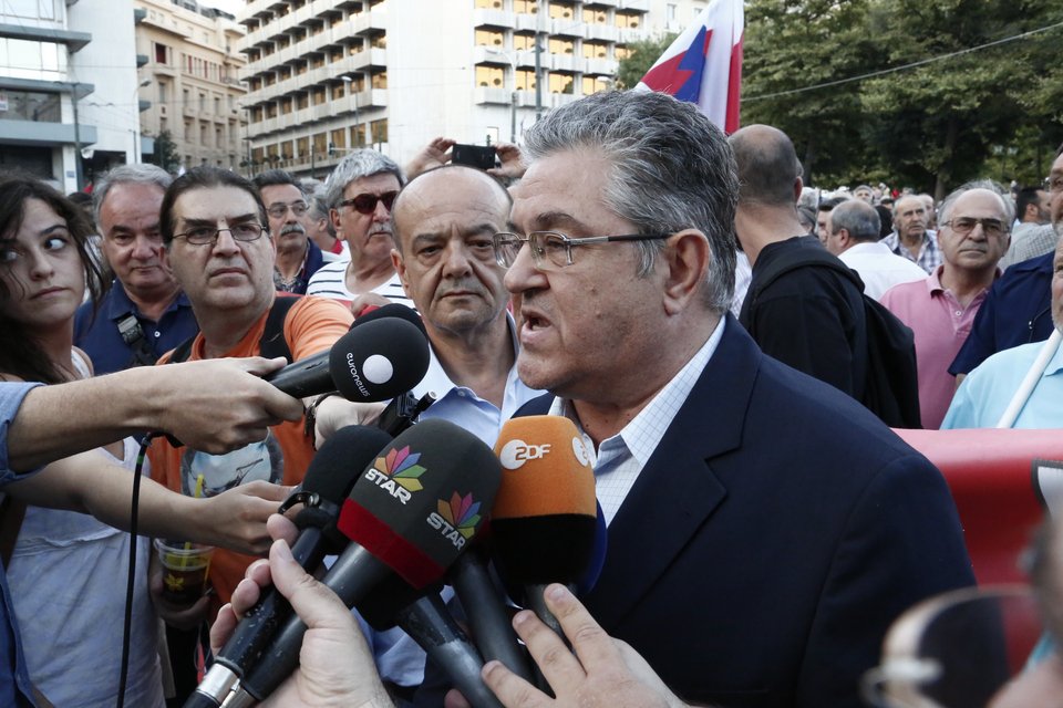 Τραγούδια και χαρές στο πάρτι της ΕΡΤ – Συνθήματα και πορεία στο Σύνταγμα [εικόνες] | iefimerida.gr 17