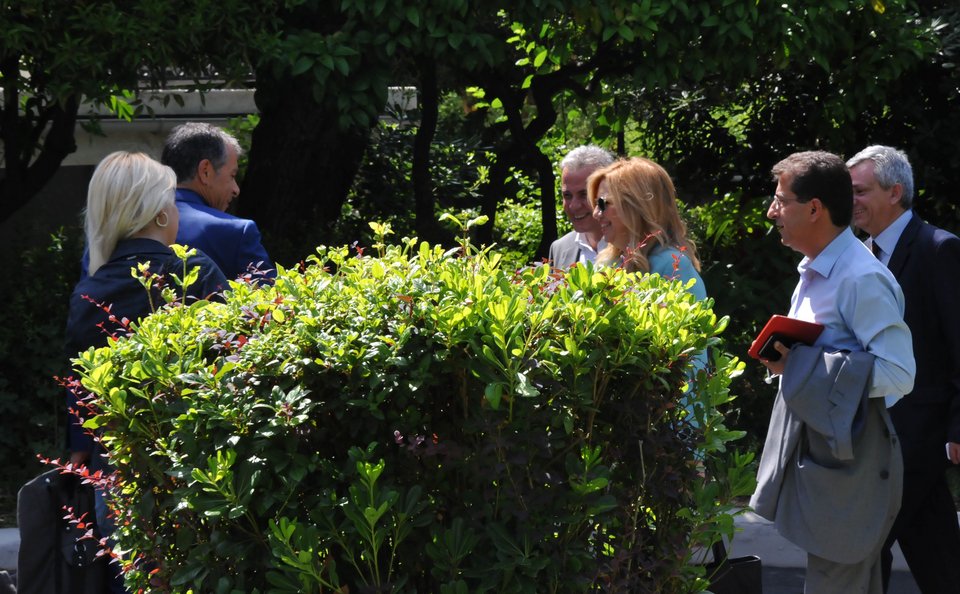 H συνάντηση πίσω από τους θάμνους του Μεγάρου Μαξίμου που τρέλανε φωτογράφους και οπερατέρ [εικόνες] | iefimerida.gr 1