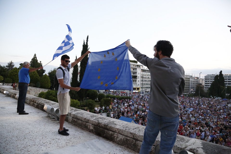 Xιλιάδες Ελληνες διαδήλωσαν στο Σύνταγμα υπέρ του ευρώ [εικόνες] | iefimerida.gr 11