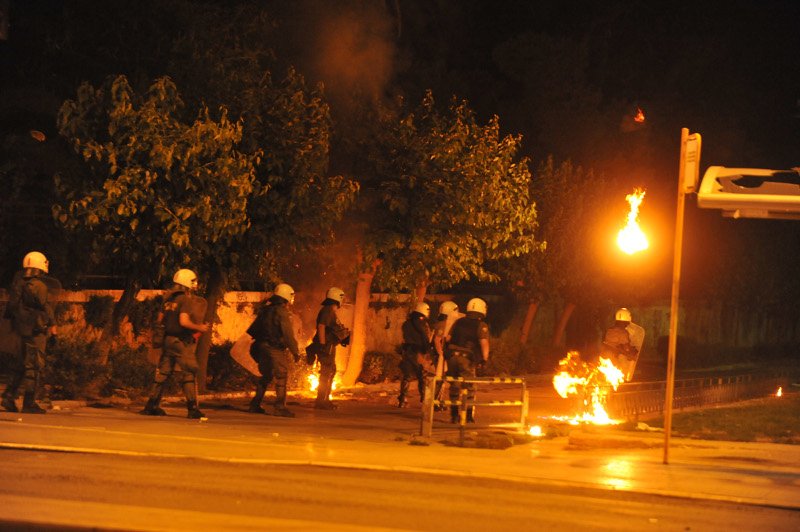 Ενταση στα Εξάρχεια: Πετροπόλεμος και μολότοφ στο Πολυτεχνείο [εικόνες] | iefimerida.gr 2