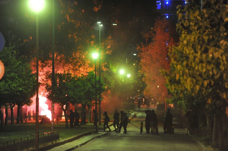 Ενταση στα Εξάρχεια: Πετροπόλεμος και μολότοφ στο Πολυτεχνείο [εικόνες] | iefimerida.gr 3