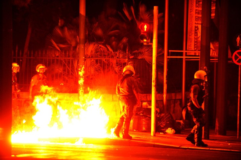 Ενταση στα Εξάρχεια: Πετροπόλεμος και μολότοφ στο Πολυτεχνείο [εικόνες] | iefimerida.gr 0