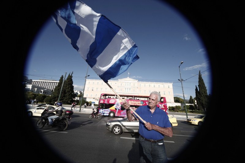 Χιλιάδες πολίτες στο Σύνταγμα φώναξαν «Μένουμε Ευρώπη» [εικόνες] | iefimerida.gr 5