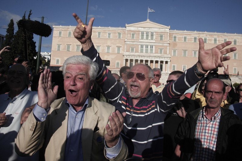 Χιλιάδες πολίτες στο Σύνταγμα φώναξαν «Μένουμε Ευρώπη» [εικόνες] | iefimerida.gr 6