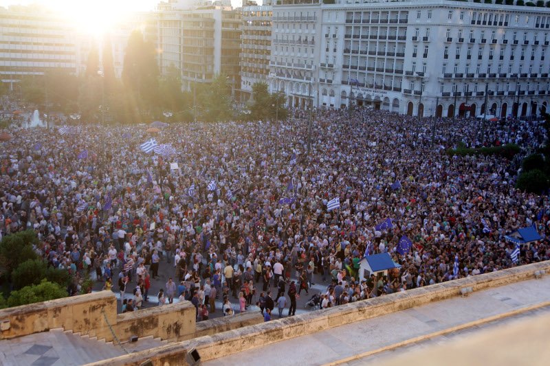 Χιλιάδες πολίτες στο Σύνταγμα φώναξαν «Μένουμε Ευρώπη» [εικόνες] | iefimerida.gr 9