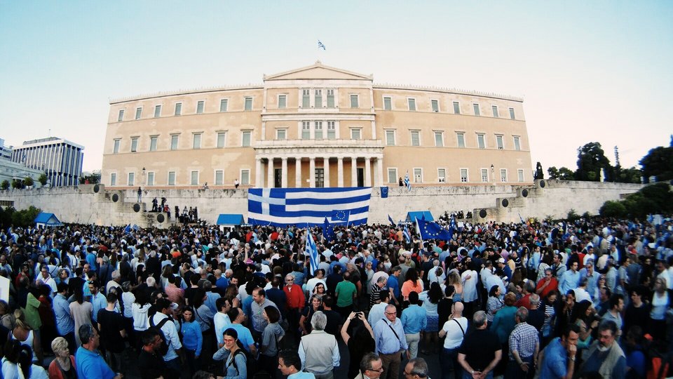 Χιλιάδες πολίτες στο Σύνταγμα φώναξαν «Μένουμε Ευρώπη» [εικόνες] | iefimerida.gr 18