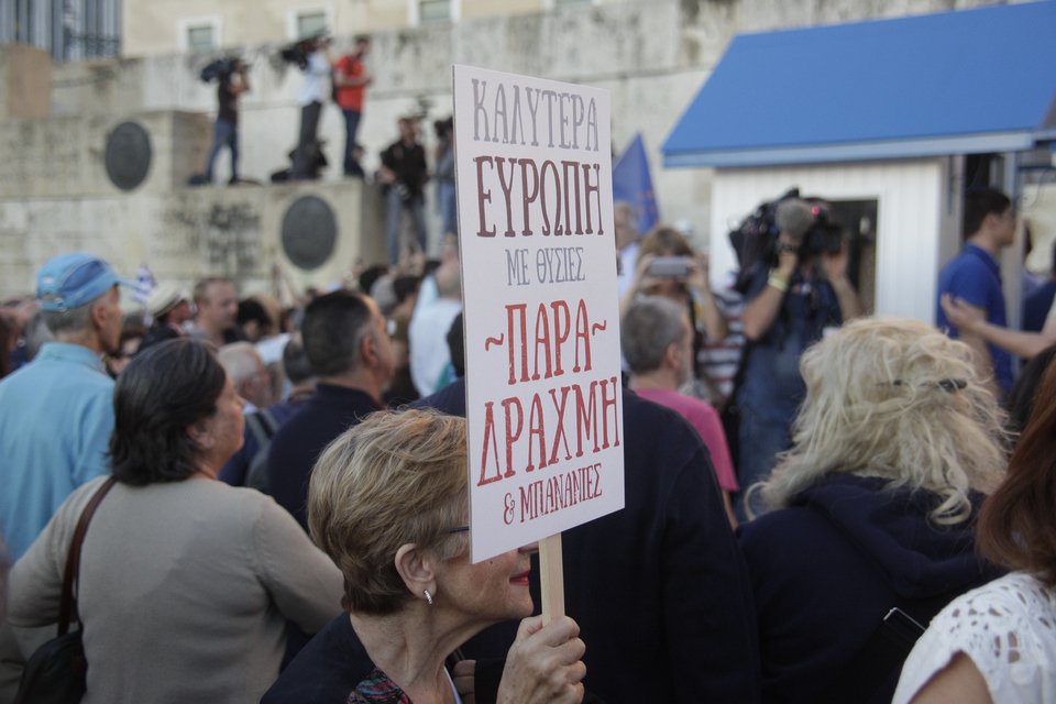 Χιλιάδες πολίτες στο Σύνταγμα φώναξαν «Μένουμε Ευρώπη» [εικόνες] | iefimerida.gr 7
