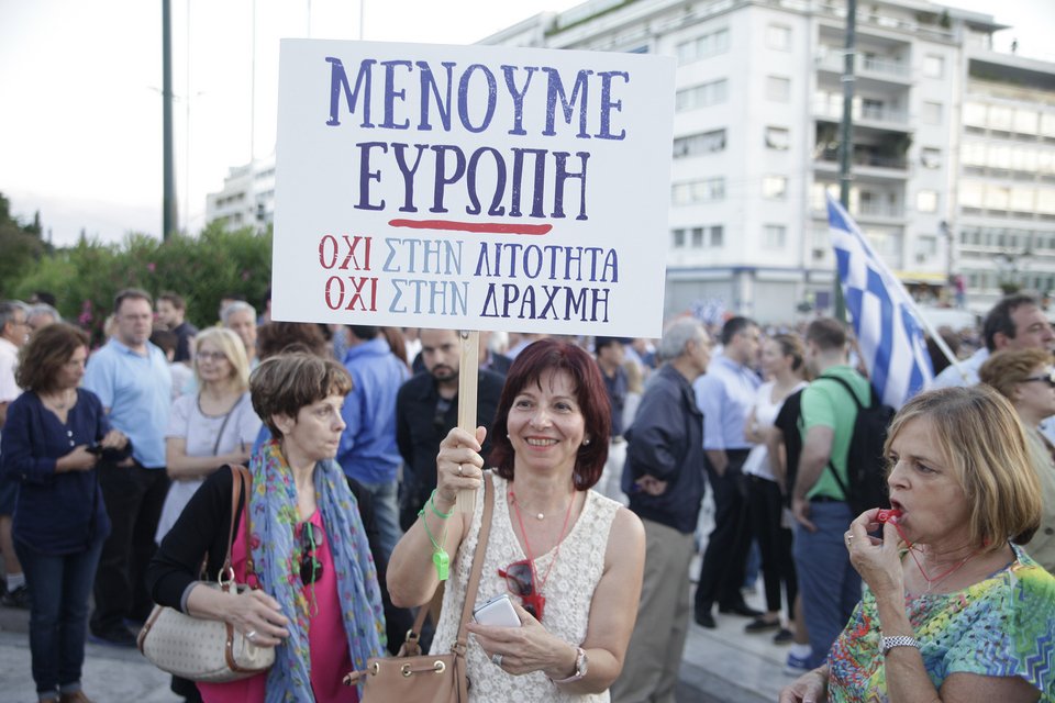 Χιλιάδες πολίτες στο Σύνταγμα φώναξαν «Μένουμε Ευρώπη» [εικόνες] | iefimerida.gr 8