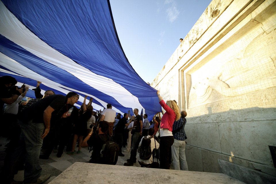 Χιλιάδες πολίτες στο Σύνταγμα φώναξαν «Μένουμε Ευρώπη» [εικόνες] | iefimerida.gr 13