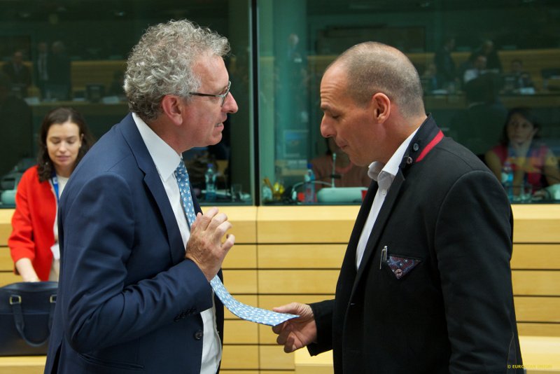 Ο Βαρουφάκης επέστρεψε στο Eurogroup με το «επαναστατικό» σακάκι με την... κόκκινη γραμμή [εικόνες] | iefimerida.gr 4