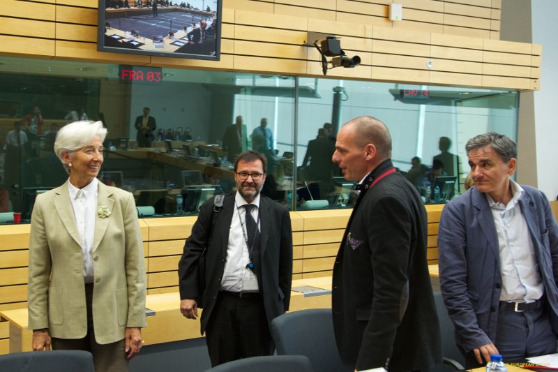 Ο Βαρουφάκης επέστρεψε στο Eurogroup με το «επαναστατικό» σακάκι με την... κόκκινη γραμμή [εικόνες] | iefimerida.gr 3