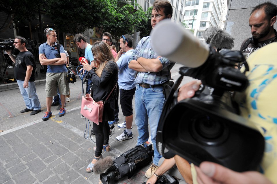 Αγωνία: Δεκάδες δημοσιογράφοι ελληνικών και ξένων ΜΜΕ έξω από το ΥΠΟΙΚ [εικόνες&βίντεο] | iefimerida.gr 3