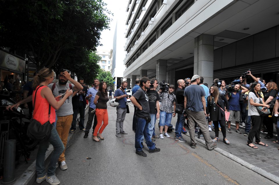 Αγωνία: Δεκάδες δημοσιογράφοι ελληνικών και ξένων ΜΜΕ έξω από το ΥΠΟΙΚ [εικόνες&βίντεο] | iefimerida.gr 0