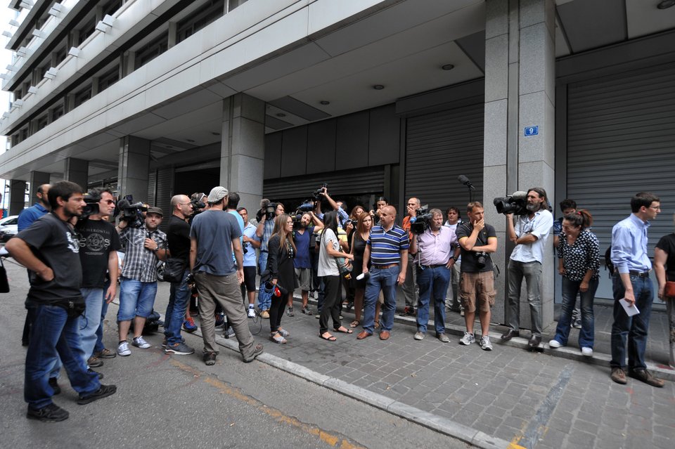 Αγωνία: Δεκάδες δημοσιογράφοι ελληνικών και ξένων ΜΜΕ έξω από το ΥΠΟΙΚ [εικόνες&βίντεο] | iefimerida.gr 1