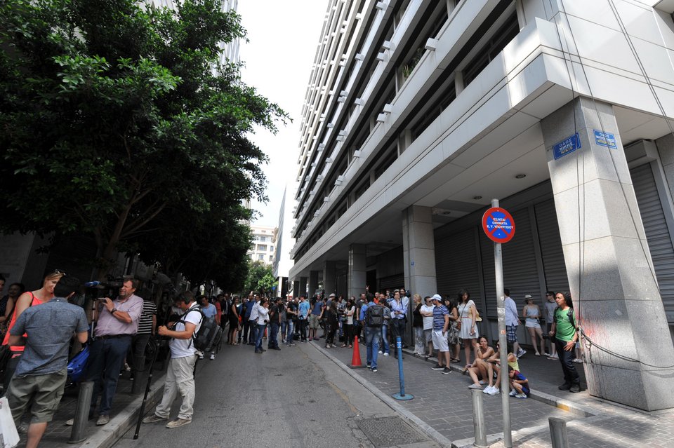 Αγωνία: Δεκάδες δημοσιογράφοι ελληνικών και ξένων ΜΜΕ έξω από το ΥΠΟΙΚ [εικόνες&βίντεο] | iefimerida.gr 4