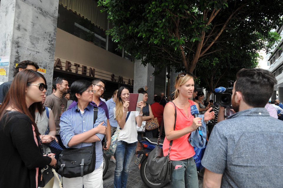 Αγωνία: Δεκάδες δημοσιογράφοι ελληνικών και ξένων ΜΜΕ έξω από το ΥΠΟΙΚ [εικόνες&βίντεο] | iefimerida.gr 7