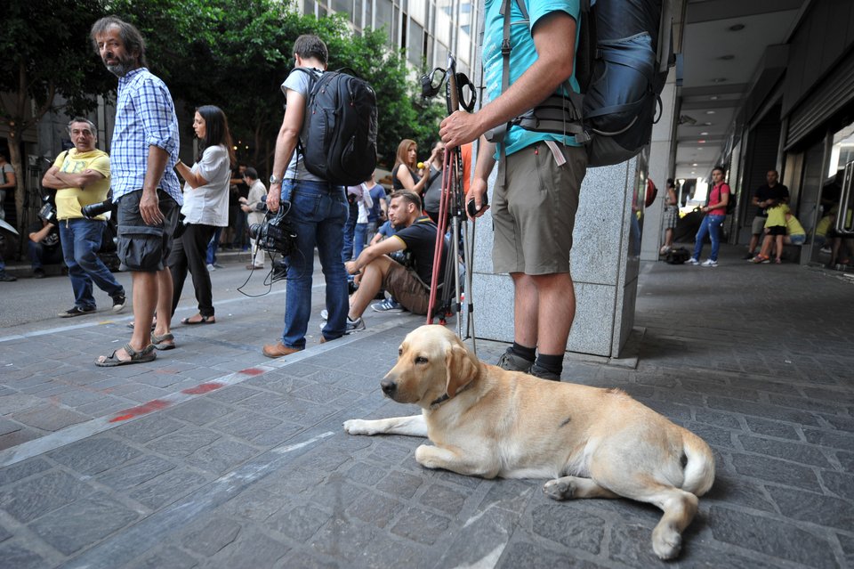 Αγωνία: Δεκάδες δημοσιογράφοι ελληνικών και ξένων ΜΜΕ έξω από το ΥΠΟΙΚ [εικόνες&βίντεο] | iefimerida.gr 6