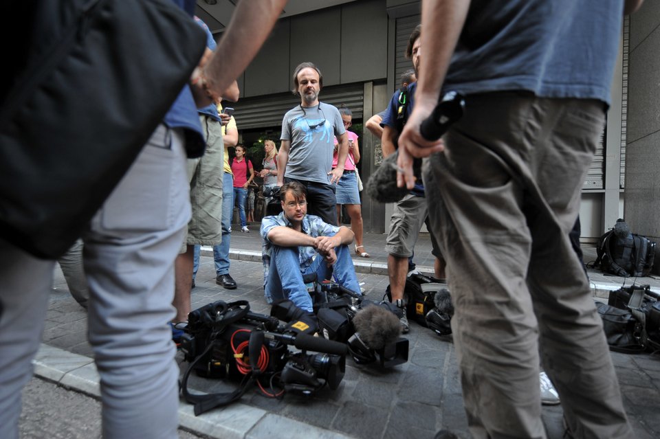 Αγωνία: Δεκάδες δημοσιογράφοι ελληνικών και ξένων ΜΜΕ έξω από το ΥΠΟΙΚ [εικόνες&βίντεο] | iefimerida.gr 5