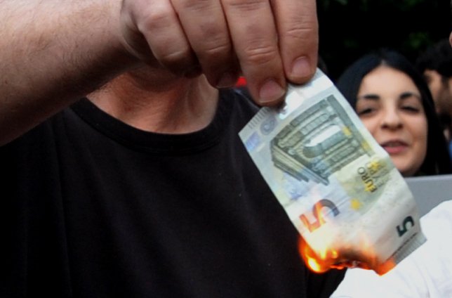 Μέλη του ΑΝΤΑΡΣΥΑ έκαψαν ευρώ έξω από τα γραφεία της ΕΕ και ...έφτυσαν τον Βαρουφάκη [εικόνες] | iefimerida.gr 0