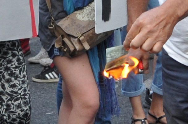 Μέλη του ΑΝΤΑΡΣΥΑ έκαψαν ευρώ έξω από τα γραφεία της ΕΕ και ...έφτυσαν τον Βαρουφάκη [εικόνες] | iefimerida.gr 1